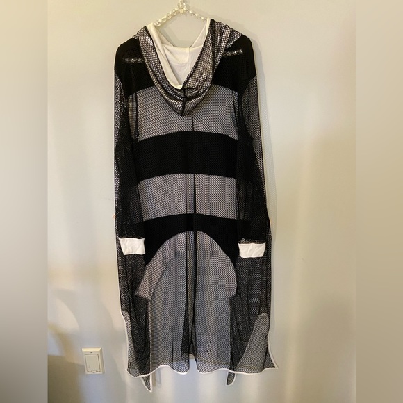 Long black and white fun and flirty top with hood - Picture 2 of 3